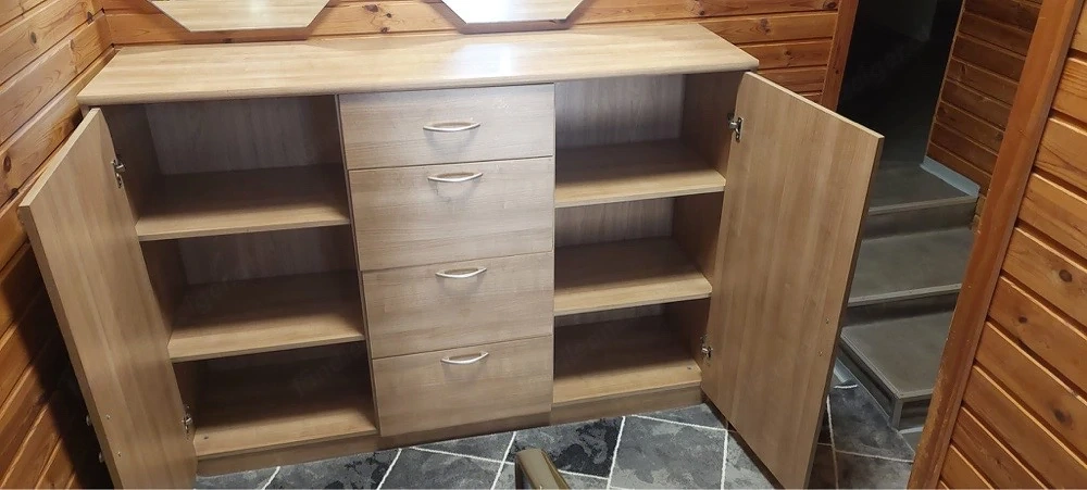 Sideboard. 
