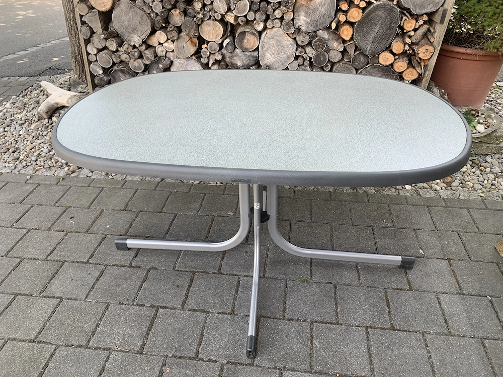 Garten-  Terrassentisch praktisch und platzsparend
