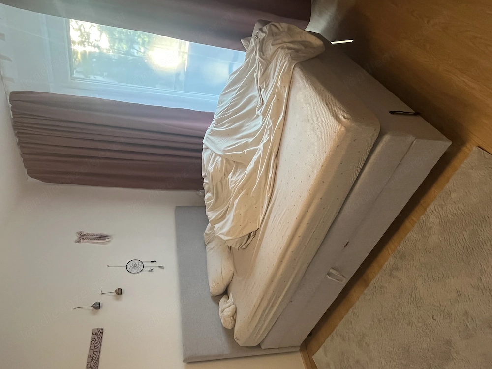 Queensizebett mit Polster und Decke 