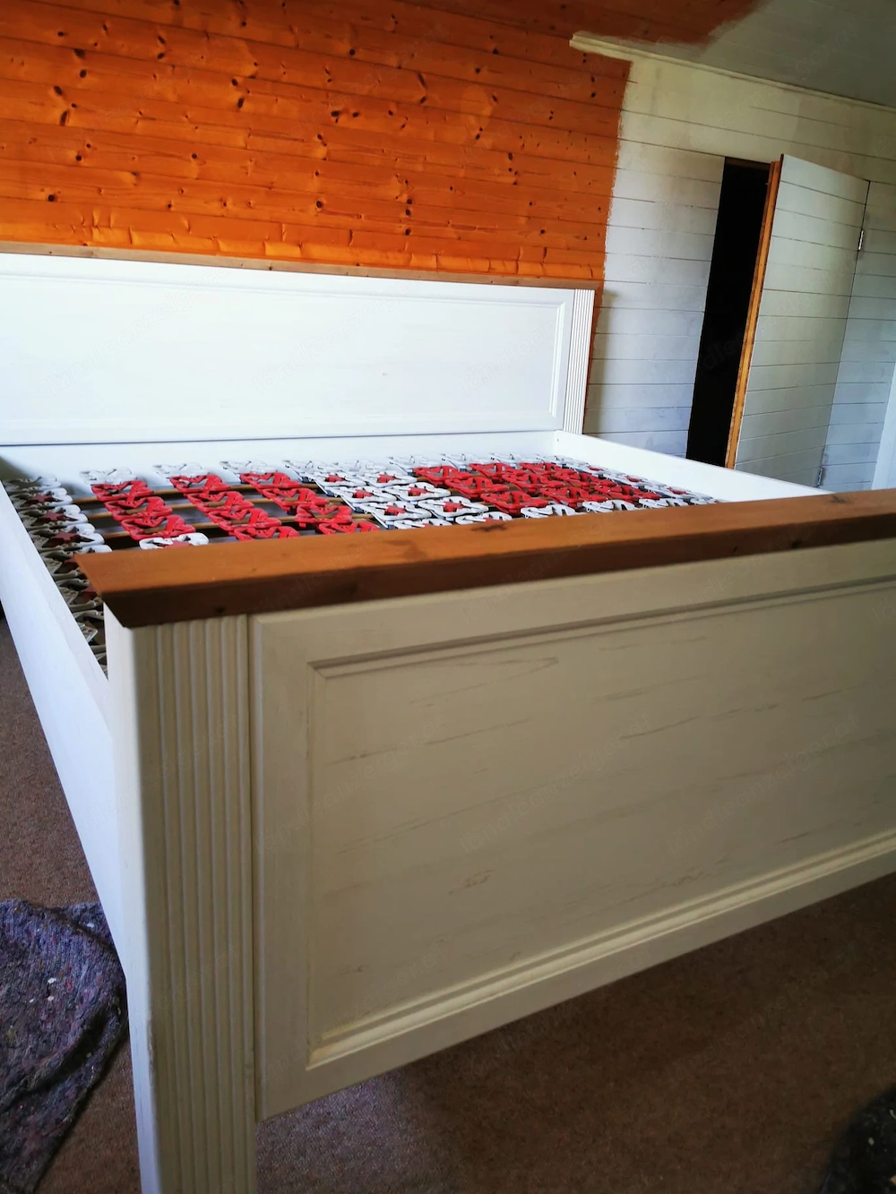 Bett im Landhausstil
