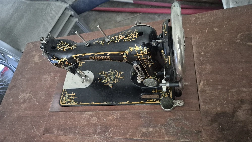 Alte Bobbin Express Nähmaschine mit Tretgestell