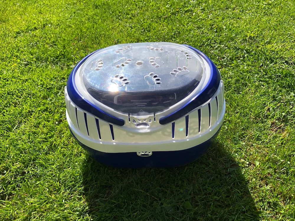 Zwei Transportboxen für Kleintiere