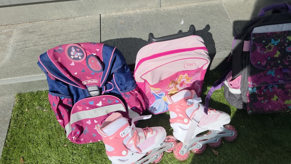 Schultasche, Turnsack Rucksack, Reise-Rollkoffer, Rollerblades mit LED Lichter