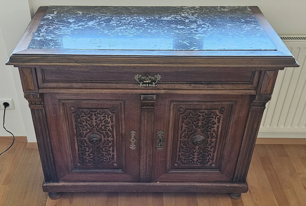 Antike Kommode   Truhe mit geschnitzter Front   ca. 113   54   90 cm