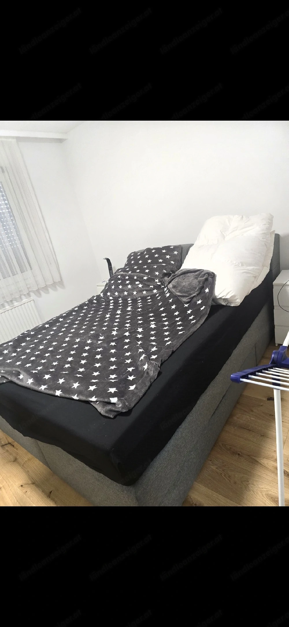 Bett und Nachtkommode