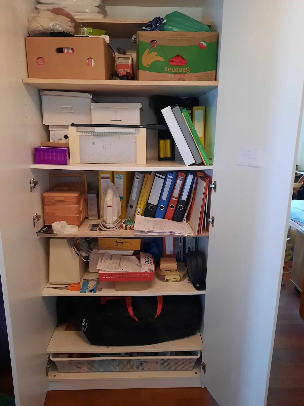 Schrank h237x b100x t60 mit 3 Einlegeböden und Korbschublade. Griffe vorhanden, nicht montiert gehör