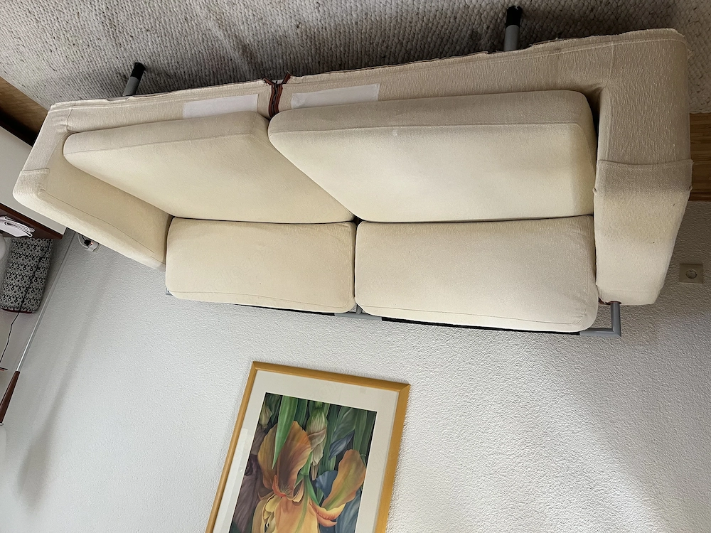 gratis, Cremefarbiges Sofa, gebraucht aber gemütlich 