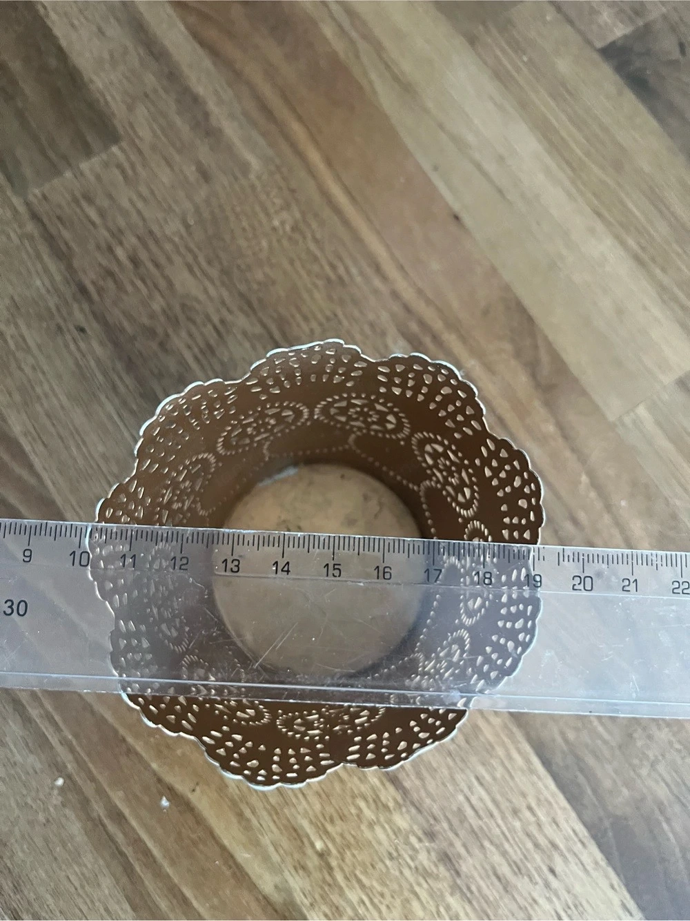 Weiße Deko-Vasen mit Lochmuster 9 cm hoch
