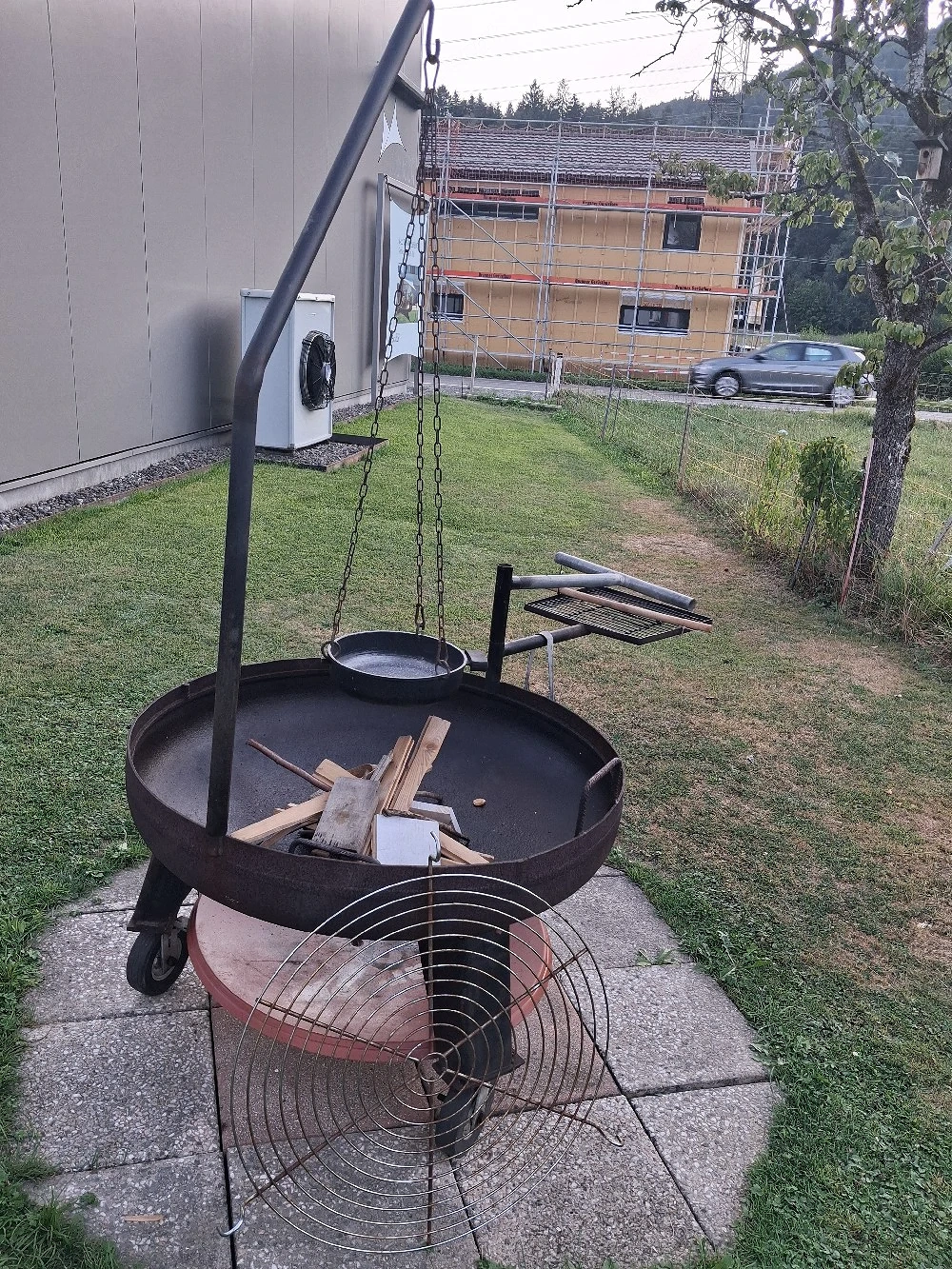 Große Feuerschale auf Rädern