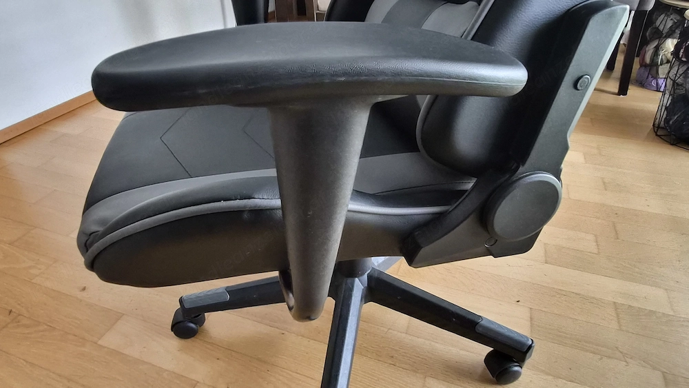 Gaming Stuhl (schwarz)