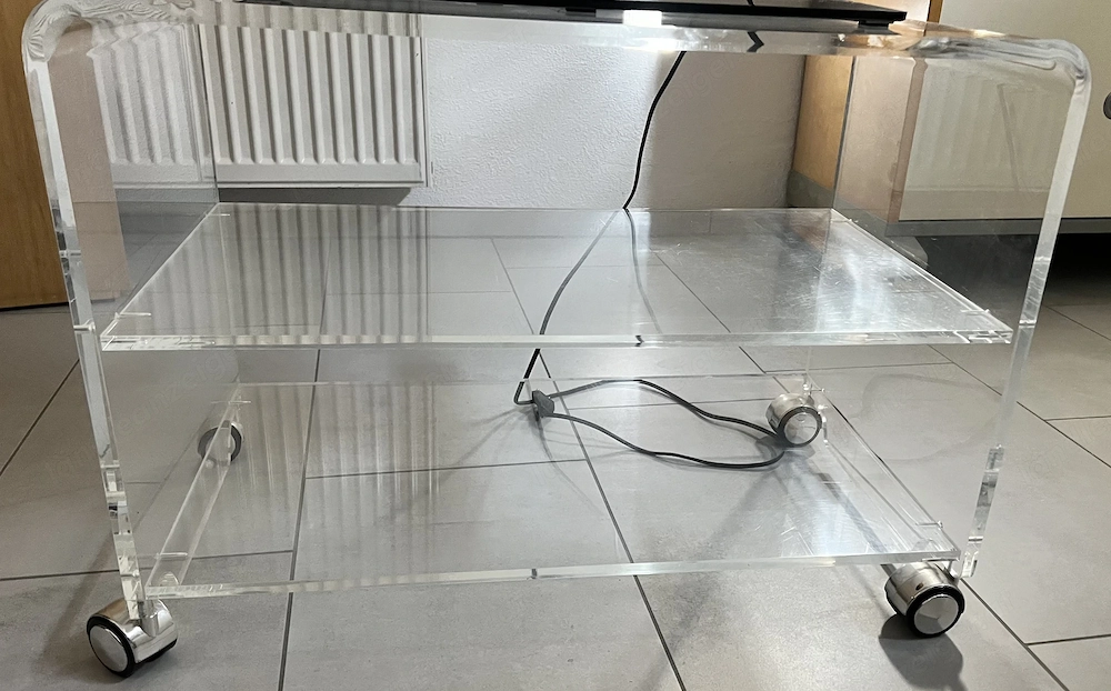 Praktischer Fernsehtisch auf Rollen