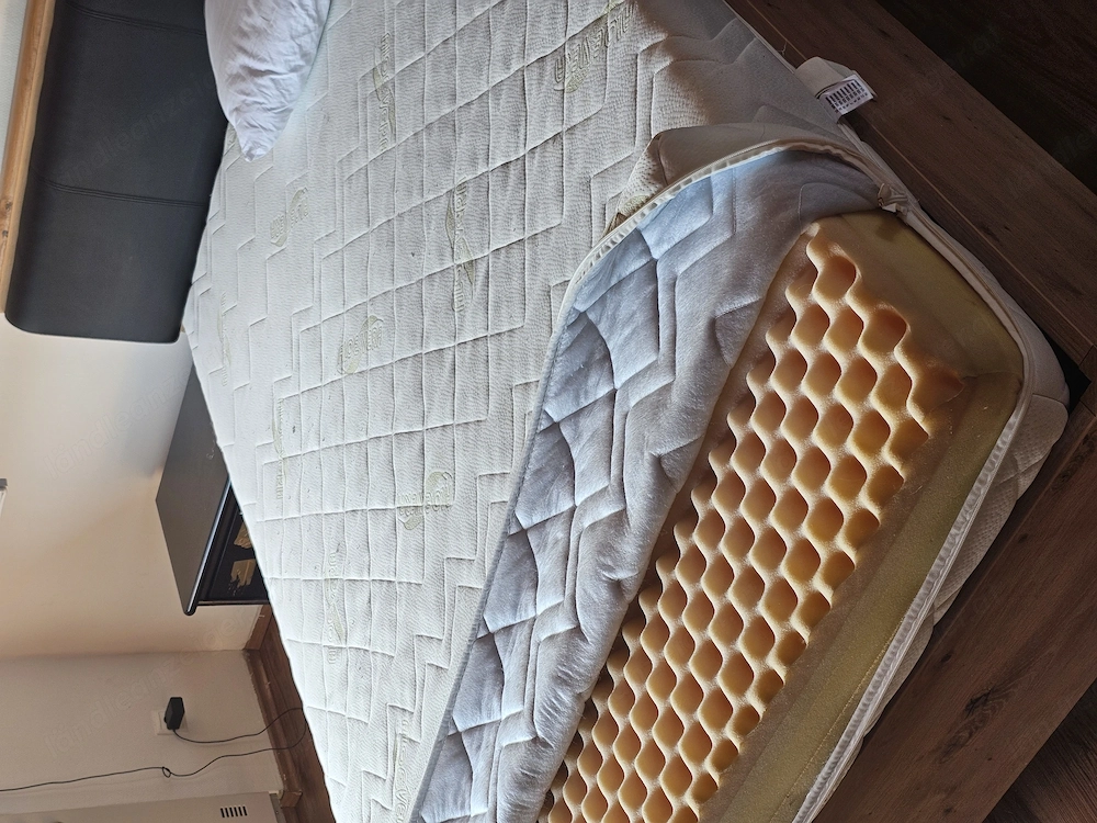 Verkaufe ein sehr gut erhaltenes Bett in schöner, natürlicher Holzoptik mit schwarzen Akzenten. Das 