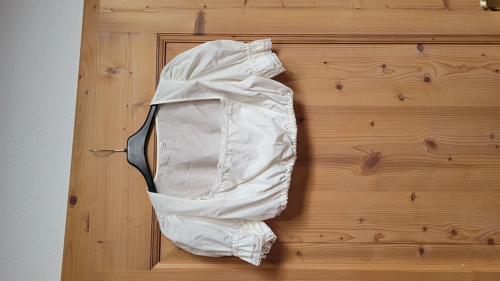 kurze weiße Trachtenbluse