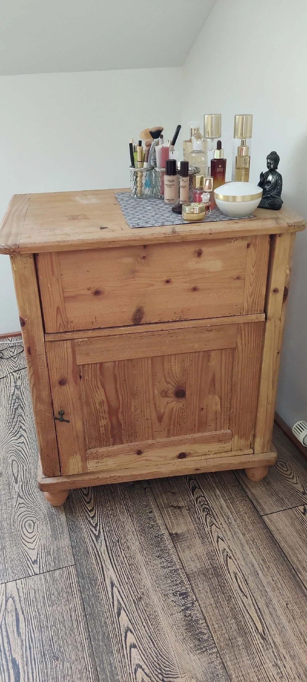 Altes holzklo, abgelaugt, mit Keramikschüssel und Urin Glasflasche