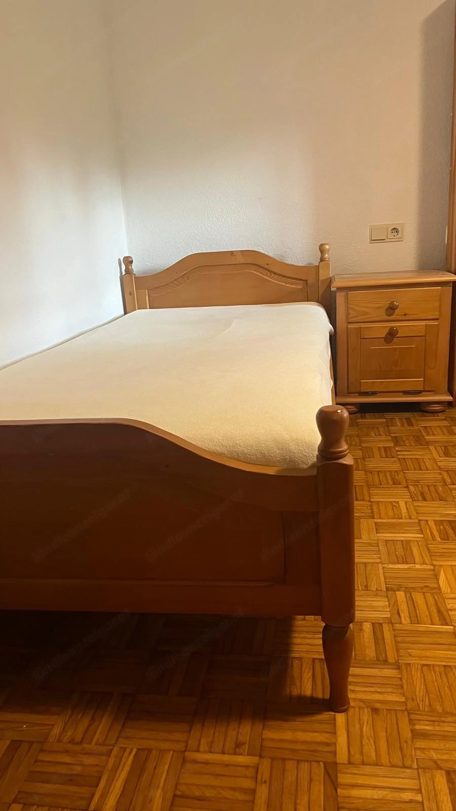 Vollholz Bett inkl. Nachtkästchen
