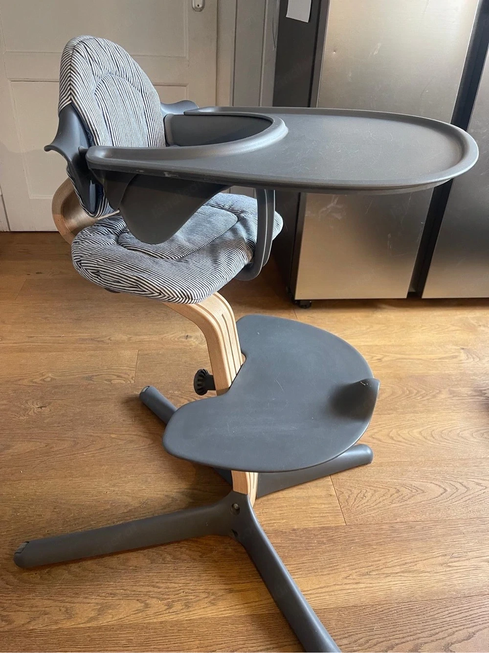 Stokke Nomi Hochstuhl   Komplettset  Verkaufe Stokke Nomi Hochstuhl inkl. Newborn-Set und Baby-Set. 