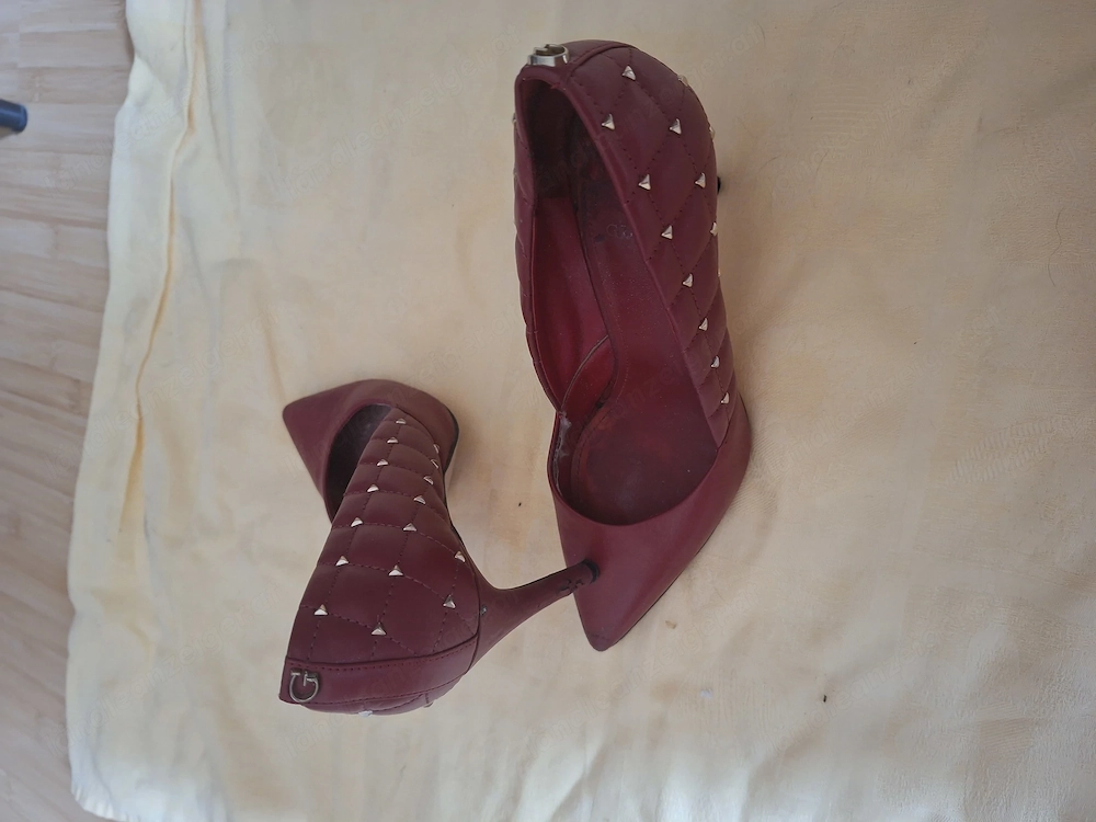 Getragene High Heels mit Nieten für Liebhaber