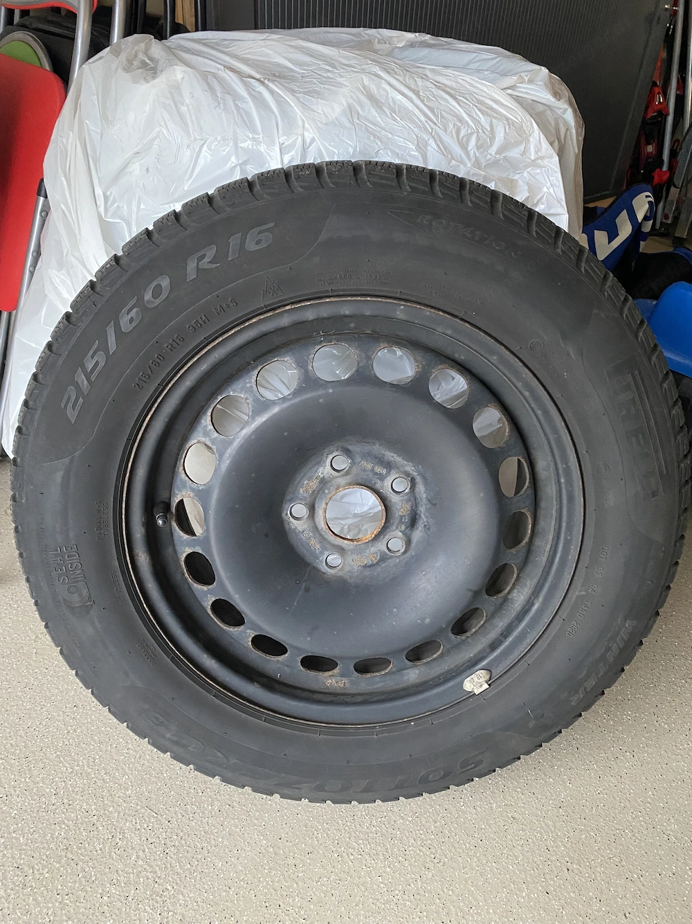 Abgefahrene Pirelli Winterreifen auf Stahlfelgen