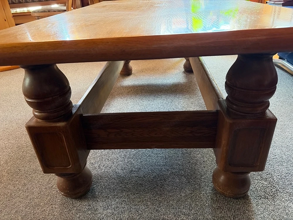 Massiver Holz-Couchtisch im Landhausstil   rustikal, stabil 