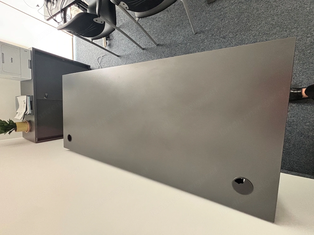 Bürotisch mit Kabelauslass