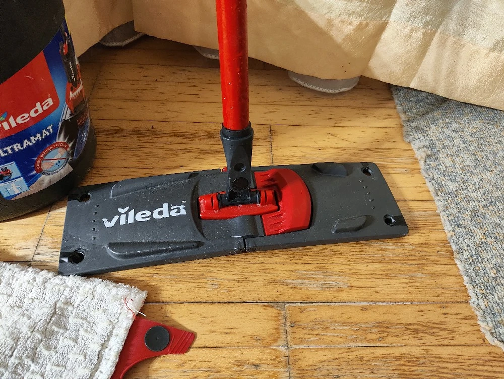 Eimer und Vileda Wischmopp mit Drei Mopp