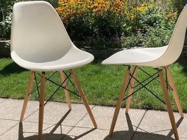 2 Stühle, weiße Sitzschale mit Holz-Metalluntergestell