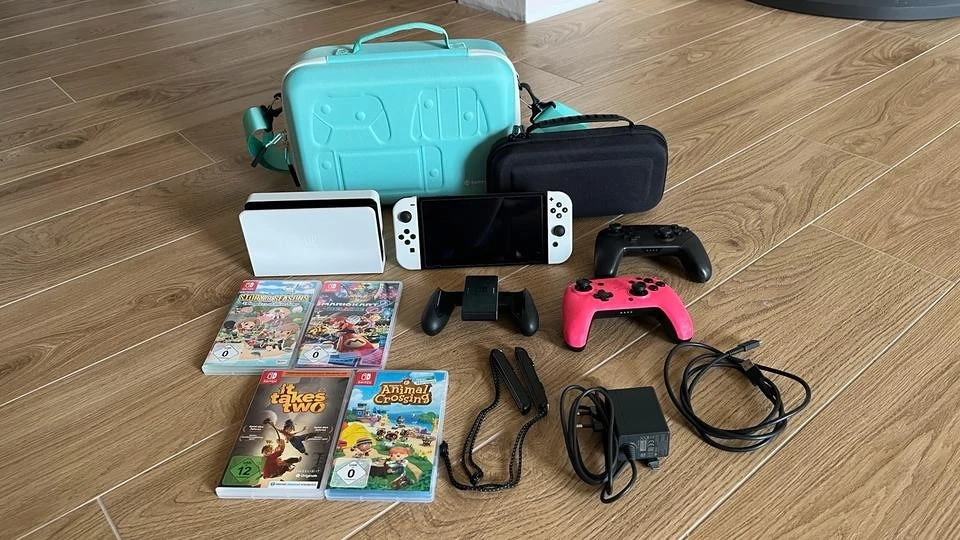 Nintendo Switch OLED + 4 Spiele + 2 Controller + Zubehör