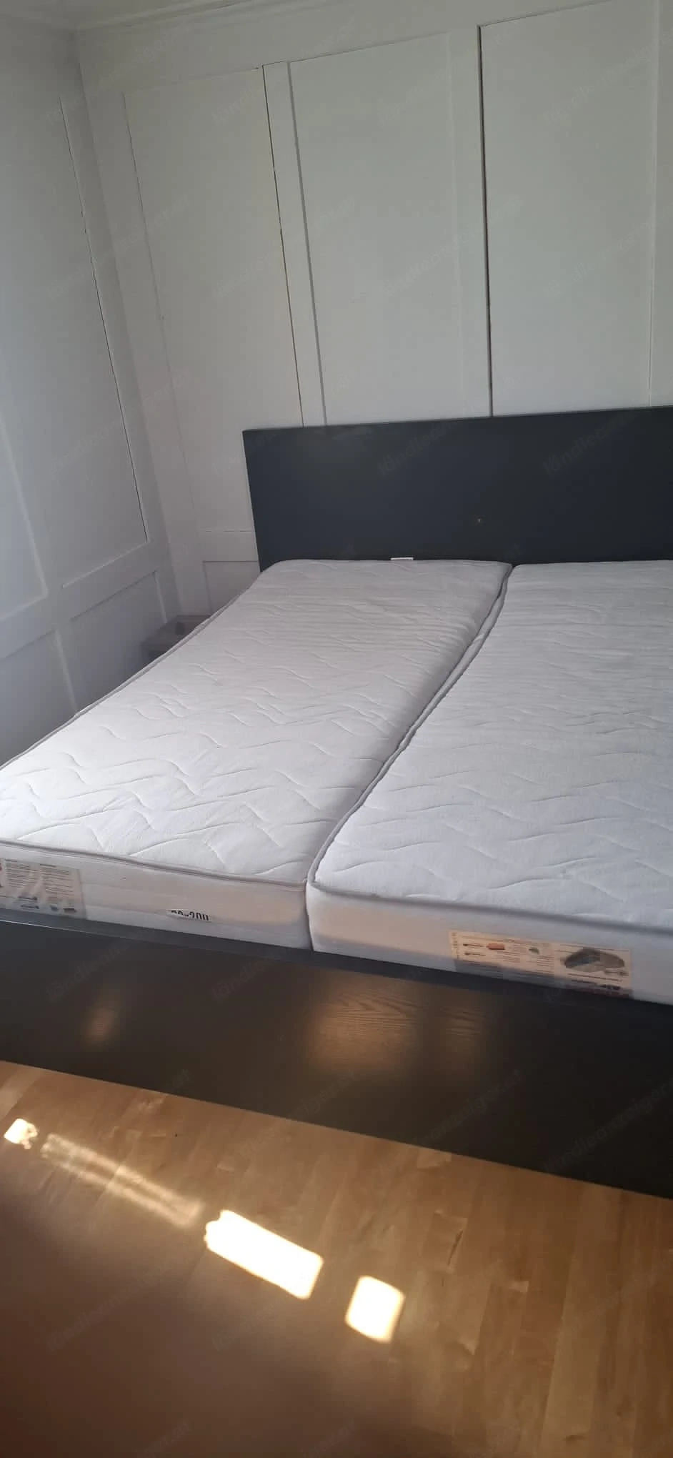 Stabiles Doppelbett   Bettgestell mit zwei Matratzen   sehr guter Zustand
