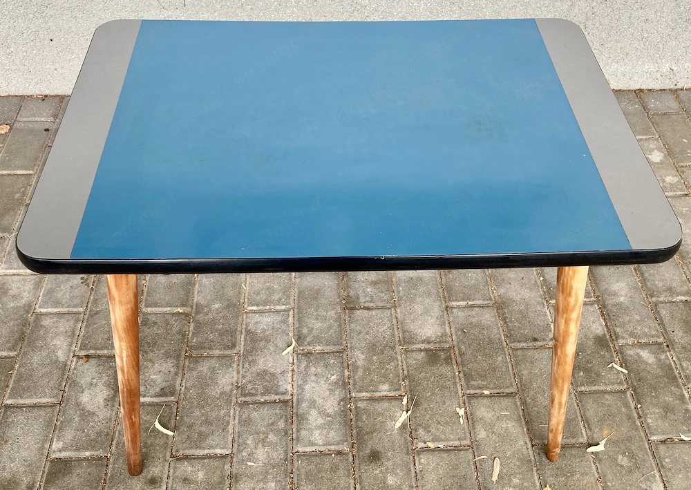 Tischchen (Beistelltisch Couchtisch) mit Resopal-Tischplatte, blau grau mit Holzfüssen. vintage 50er