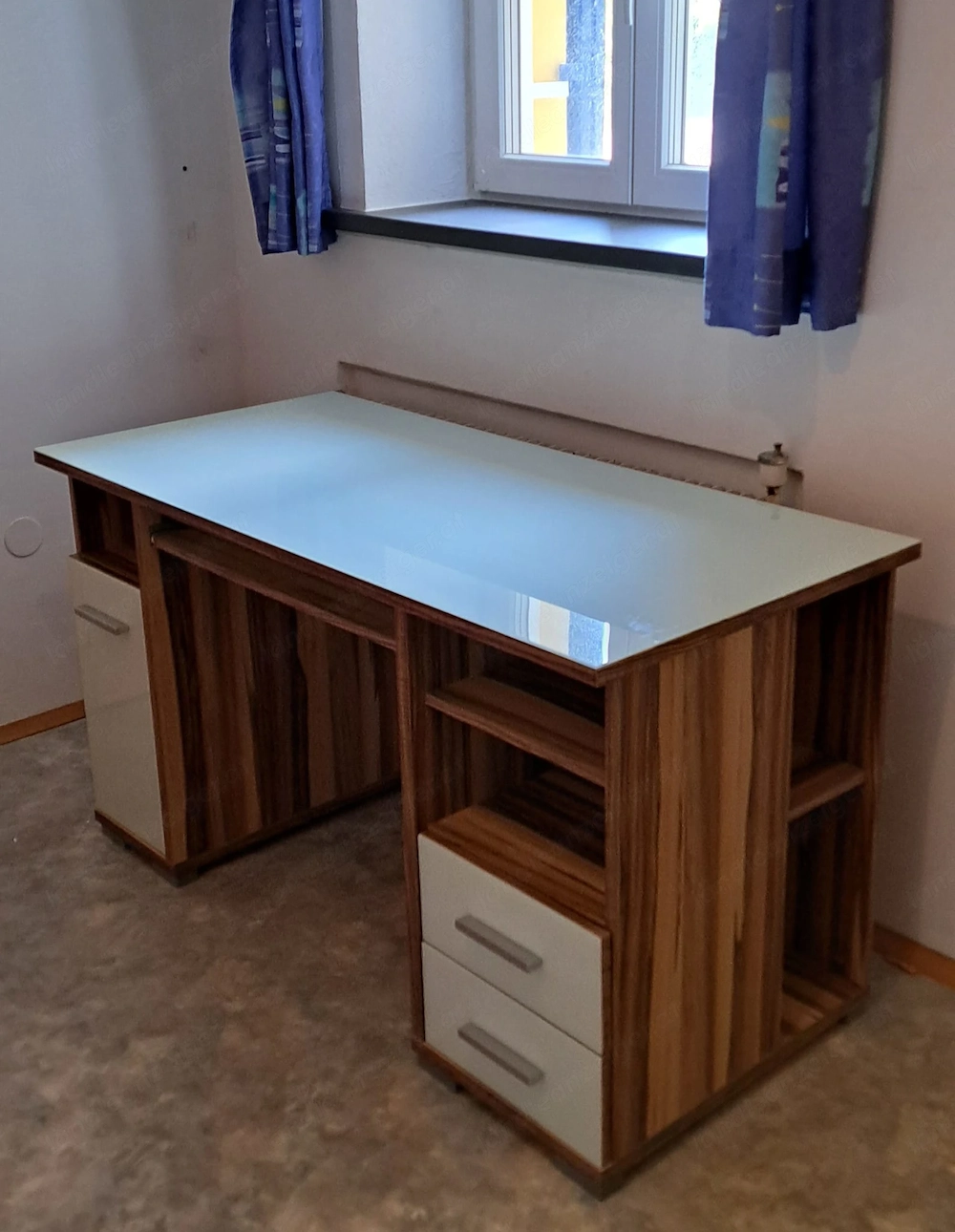 Schreibtisch