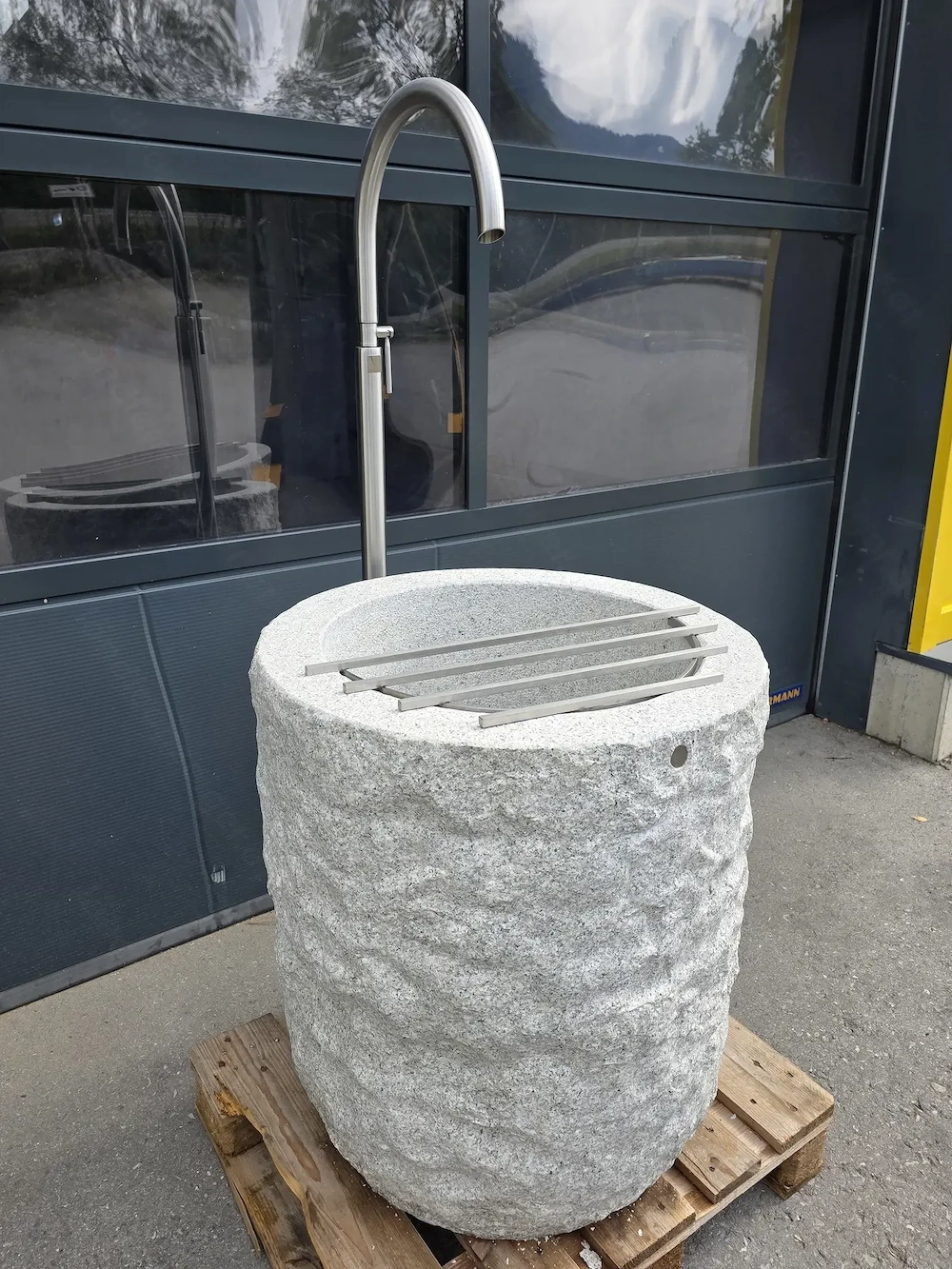 Granitbrunnen   Granittrog "Grander" inkl. V2A Edelstahlarmatur - Unikat