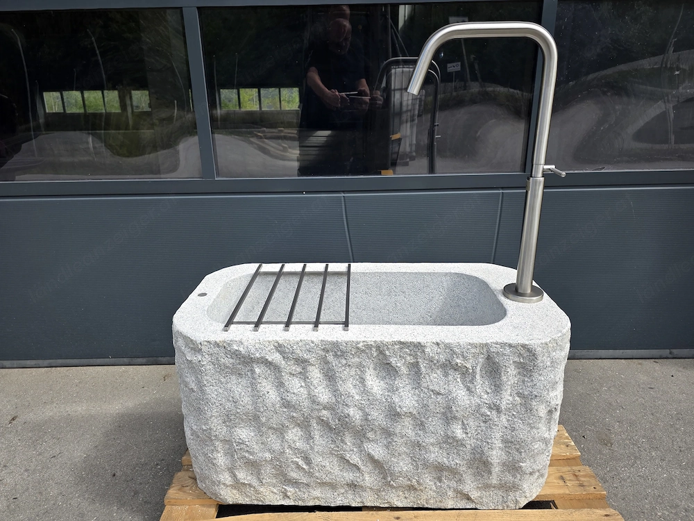 Granitbrunnen   Granittrog "Grander" inkl. V2A Edelstahlarmatur - Unikat