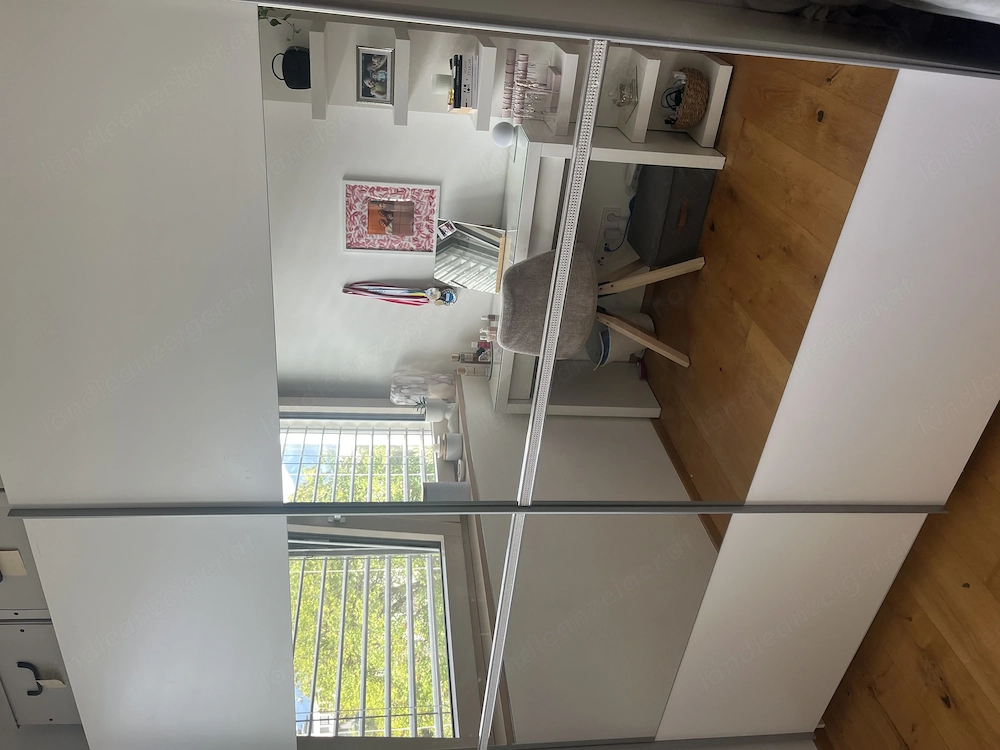 Weißer Schiebetürschrank