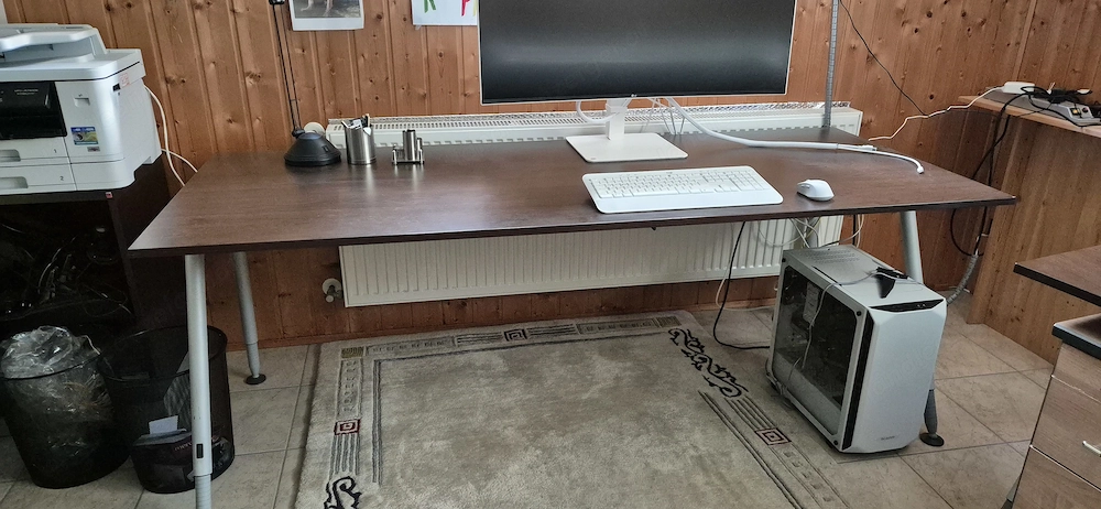 Verkaufe breiten robusten Schreibtisch (200 x 80) mit Kabelführung