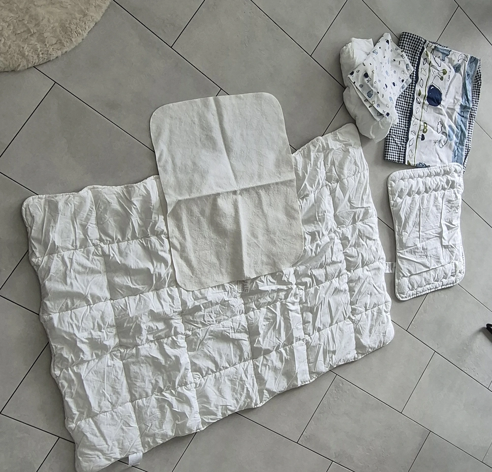 Bettwäsche und Bettdecke für Gitterbett