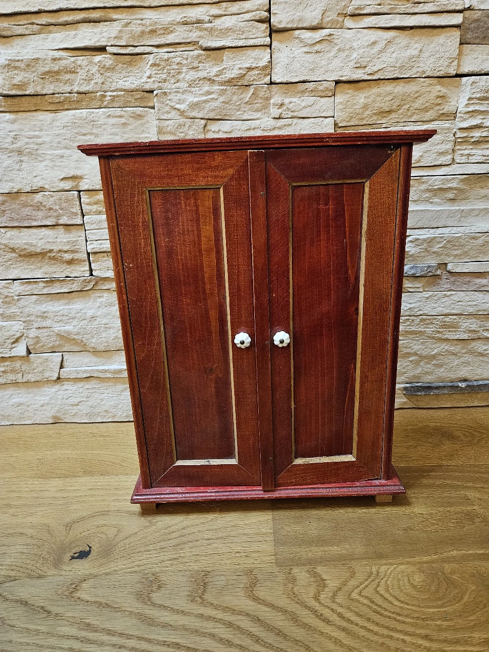 Puppen-Kleiderkasten, altes Kästchen