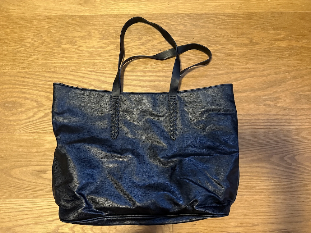 schwarze größere Tasche