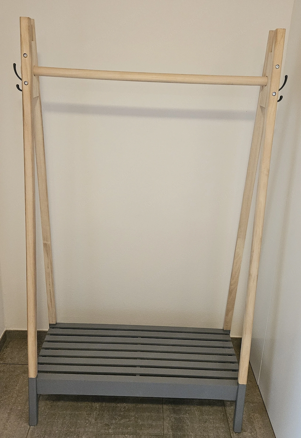 Holz-Garderobenständer mit Kleiderstange, Haken und Ablage