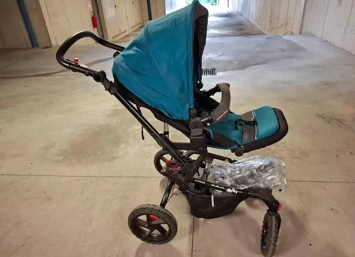Babybett und Kinderwagen