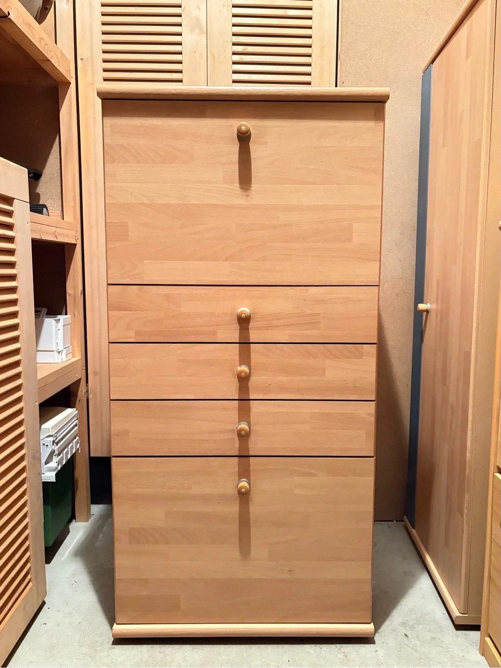 Stauraumschrank mit Schubladen