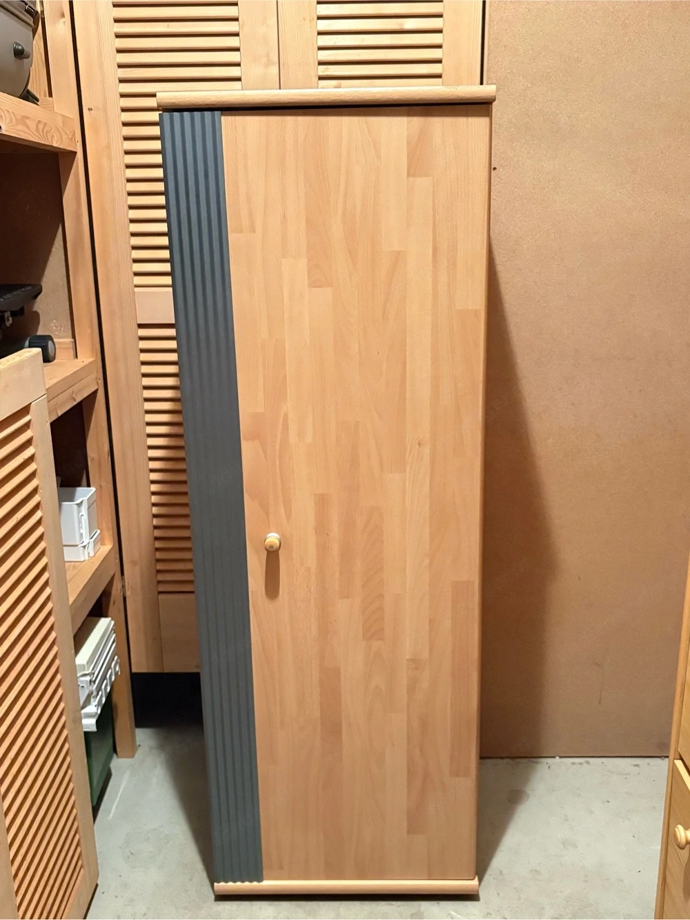 Schrank   Regal mit Tür und viel Stauraum 