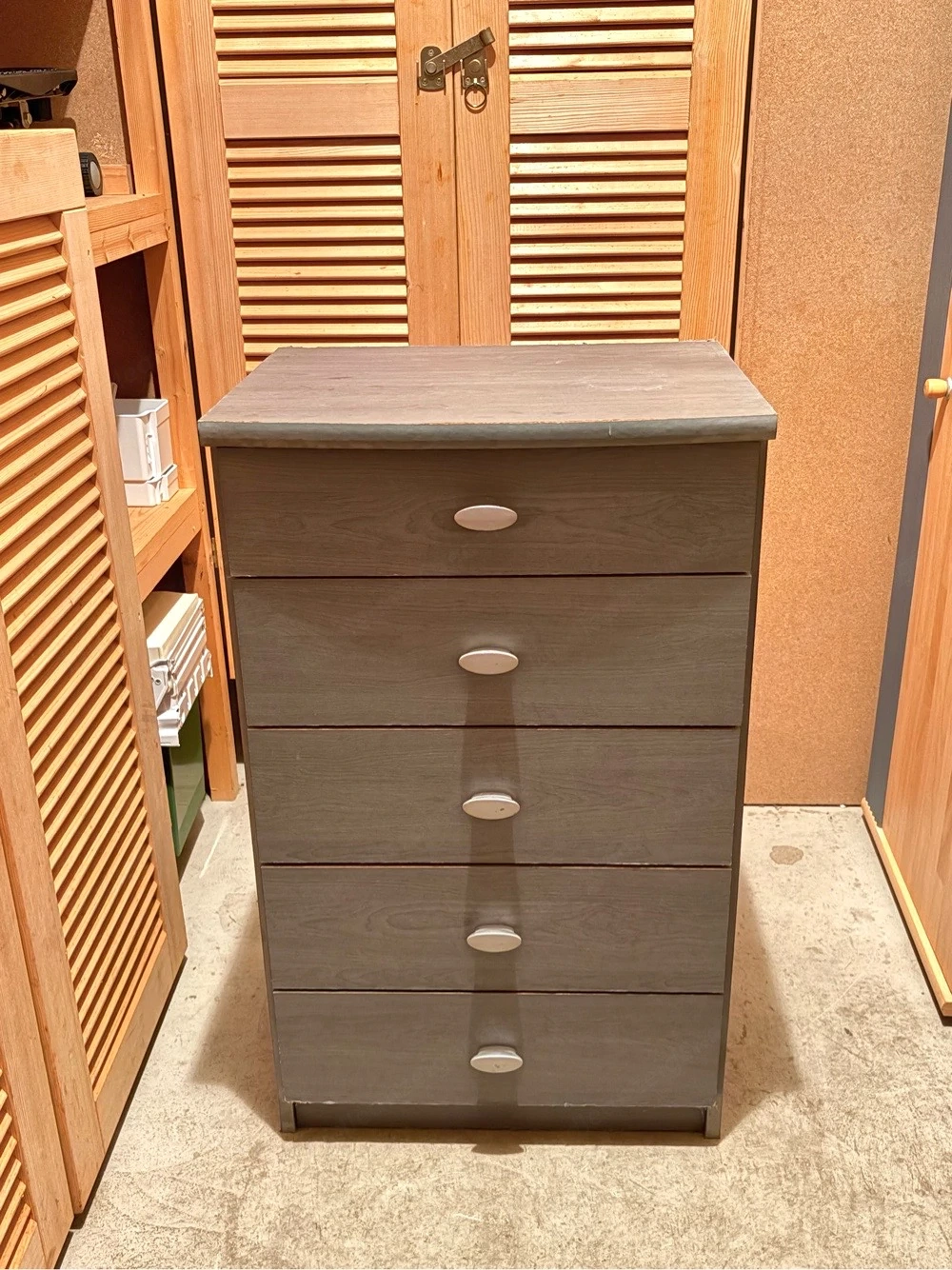 Graue Kommode mit 5 Schubladen 