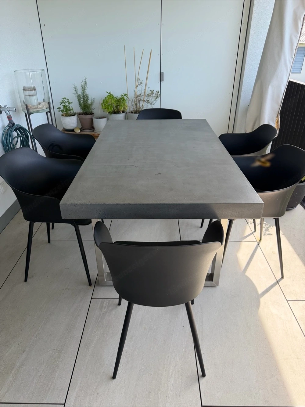 Terrassenmöbel-Set mit Betontisch und 6 schwarzen Stühlen