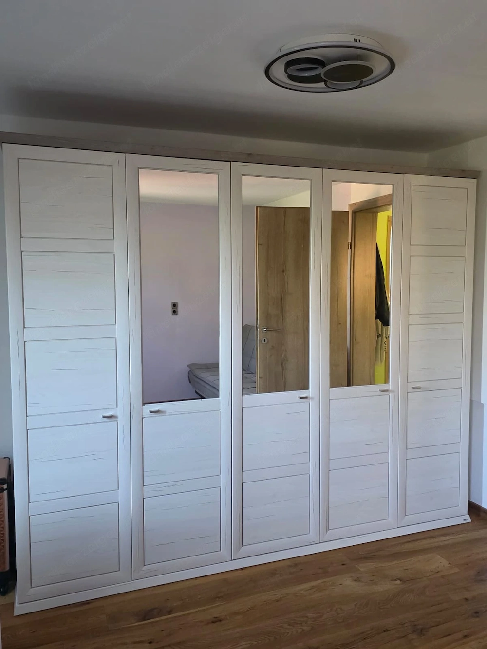 Sehr gut erhaltener Schrank inklusive 2 Nachtkästen