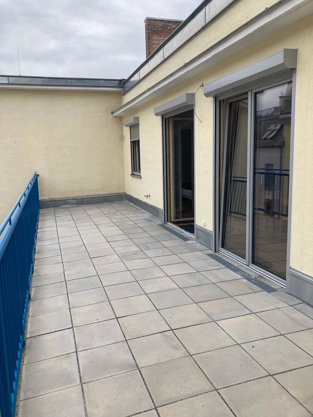 Provisionsfrei: Moderne Dachgeschosswohnung mit großer Terrasse in verkehrsarmer Seitengasse