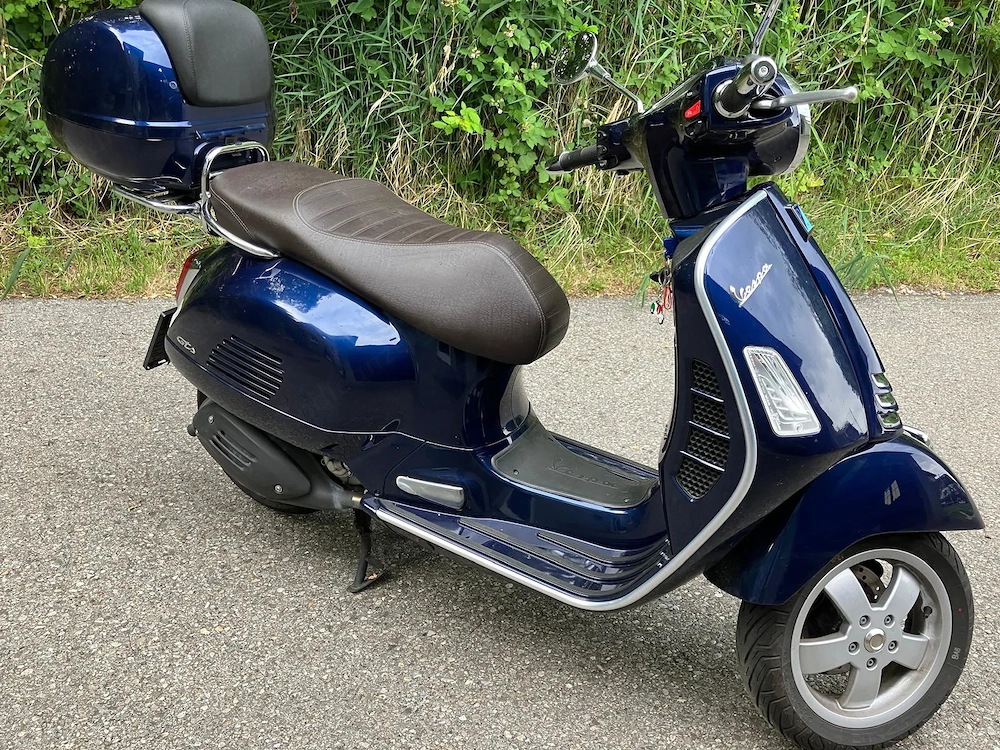 Vespa GTS 300 Super Dunkelblau   Top Zustand, nur 11.276 km mit Topcase!