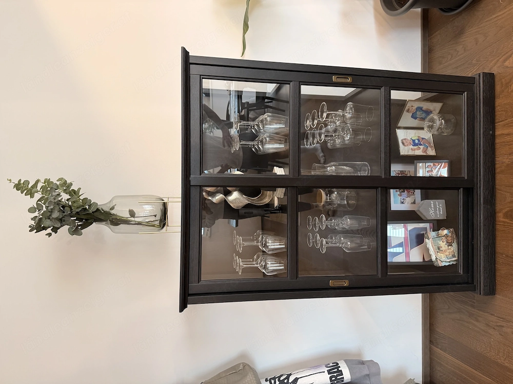 Glasvitrine schwarz mit Schiebetüren 