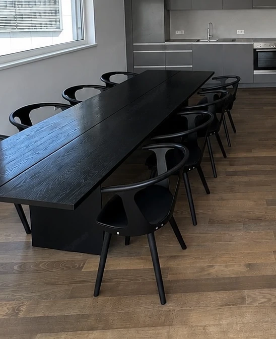 Massivholz Eiche Esstisch schwarz inkl 8 Designerstühle schwarz