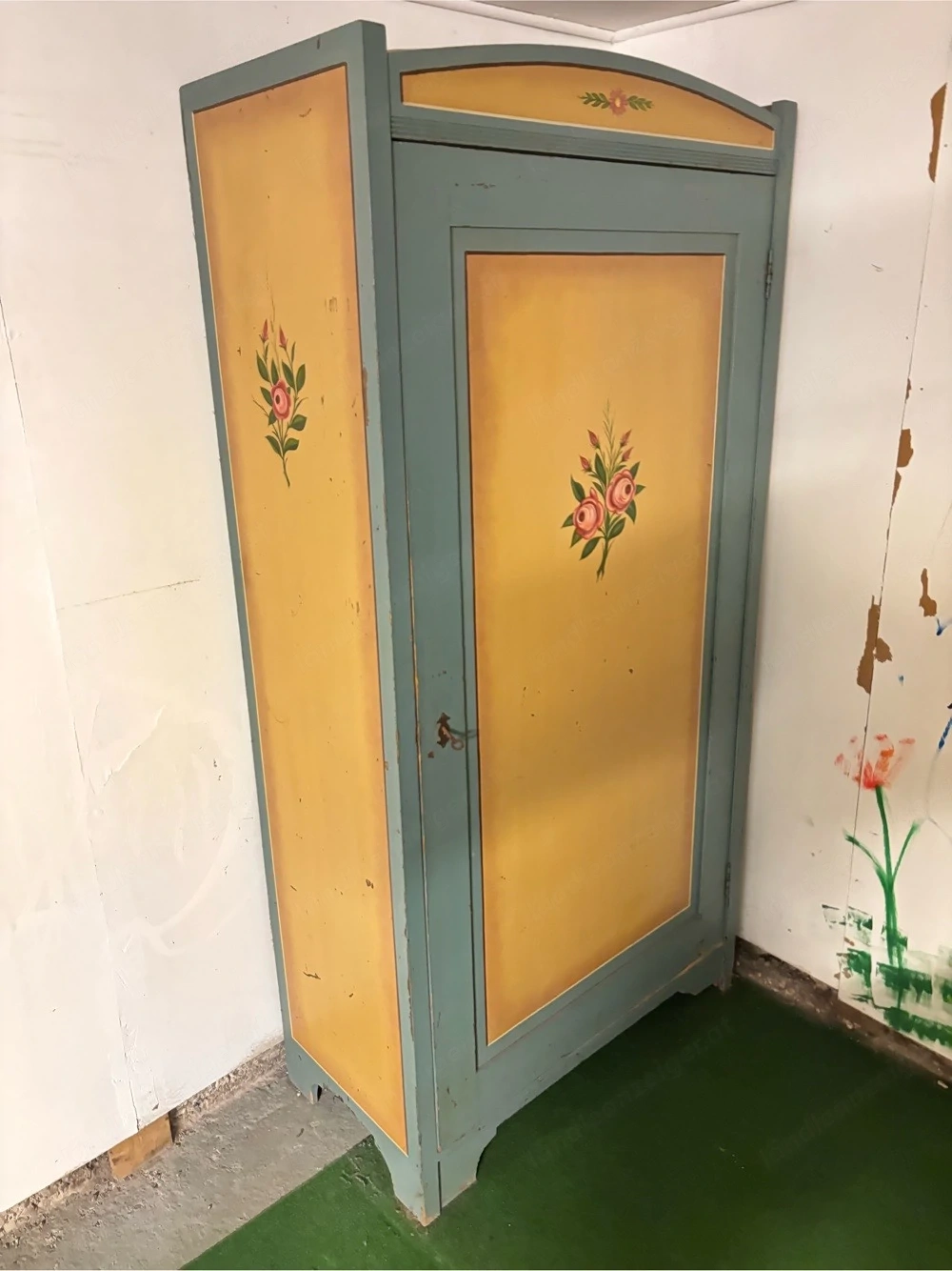 Vintage-Wandschrank mit Blumenmotiv