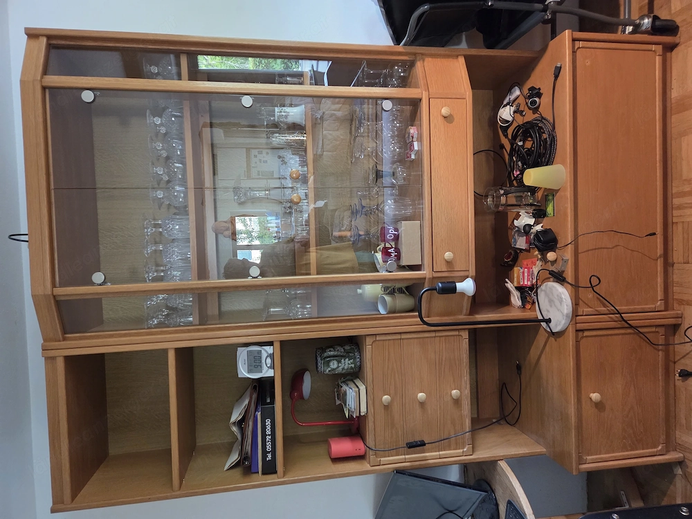 Wohnzimmervitrine mit Beleuchtung